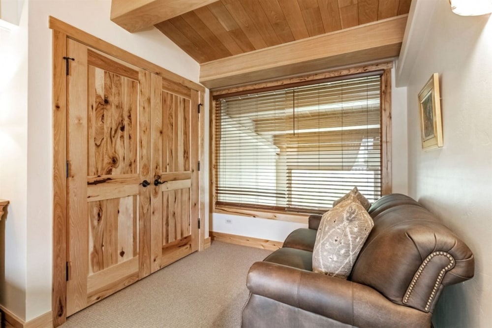 Spacious 3 Bedroom Condo in Lionshead Village - 100 Yards to Lift, Pool, hot Tub!