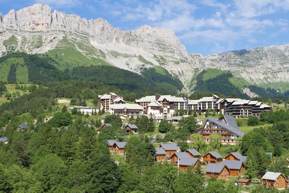 Alpine Escape Near Slopes