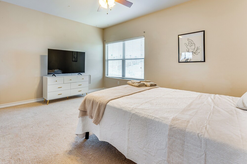 7 Mi to Lake Casa Blanca: Laredo Family Home!