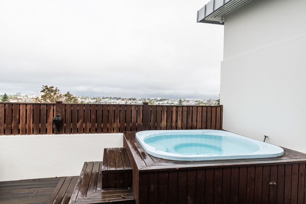 ICELAND SJF Villa , Hot tub & Outdoor Sauna Amazing Mountains View - 15 min to downtown