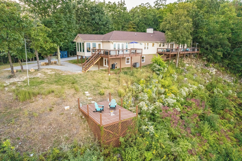 Panorama by Avantstay Unparalleled Views, Deck w/ Hottub, Game Room Pool Table