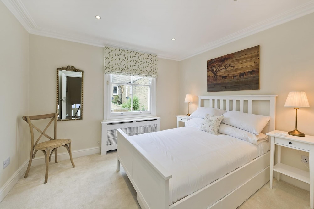 Stunning Recently Renovated 3 Bedroom Home Fuham - Munster Village