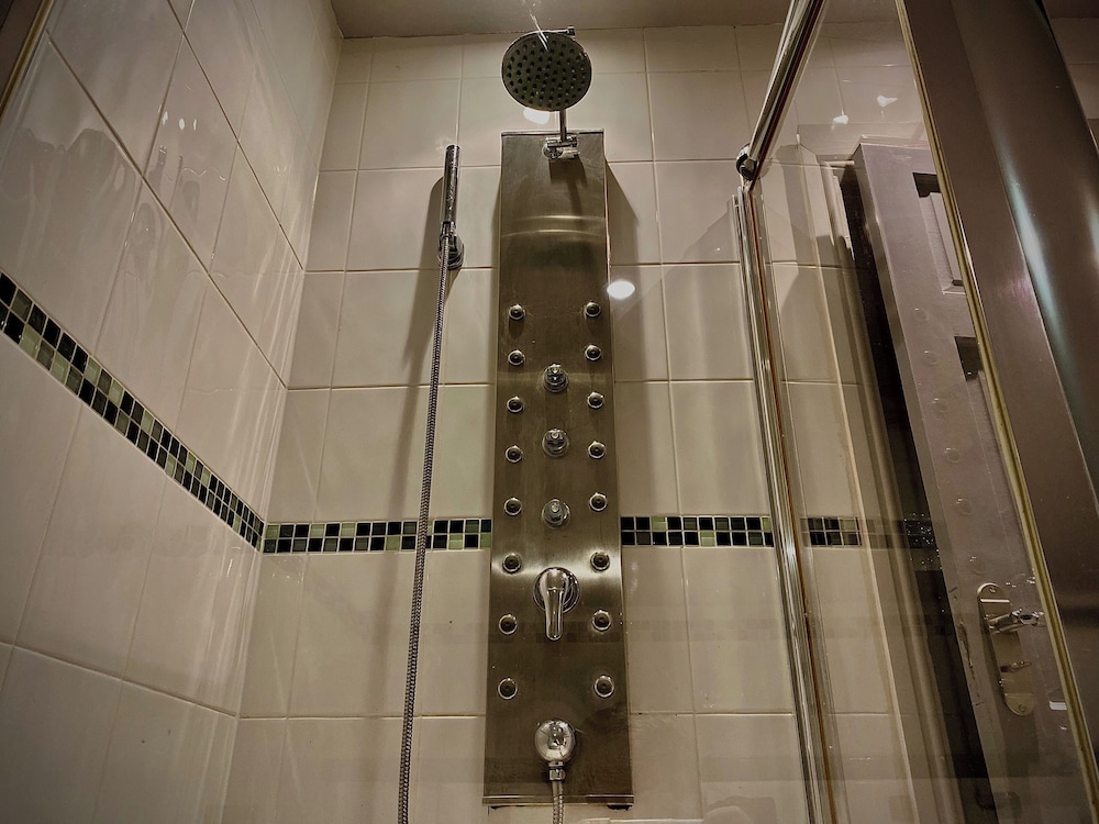 Sleeps10-parking-garden-hottub-petfriendly