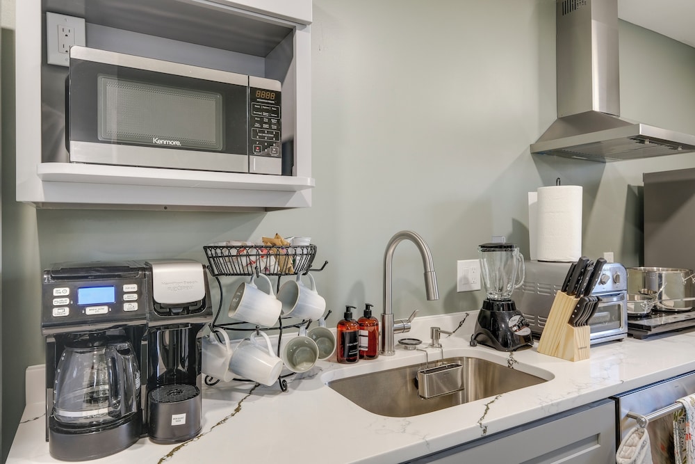 18 Mi to DC: Upscale Apartment in Fort Washington!