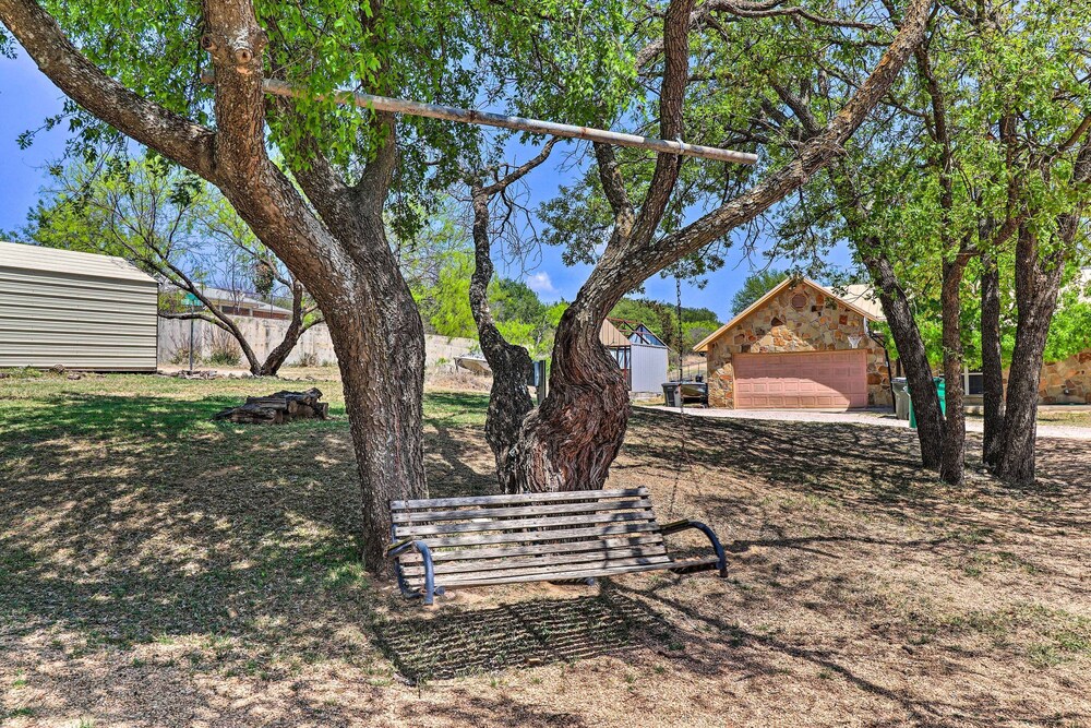 Charming Burnet Cottage w/ Lake View + Porch! view 4
