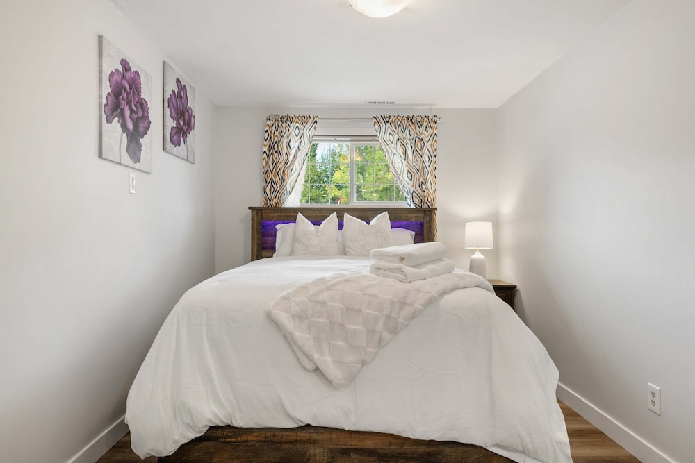 NEW Near Golf Yoga Classes Private Suite Wine - Image 3