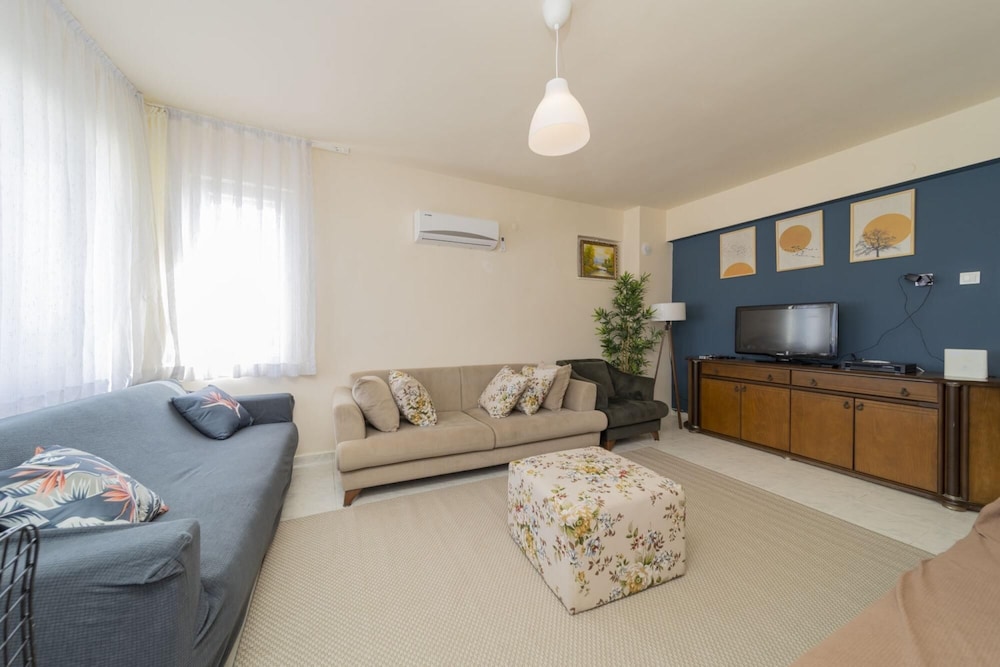 Spacious Flat Near Lara Beach in Antalya Muratpasa