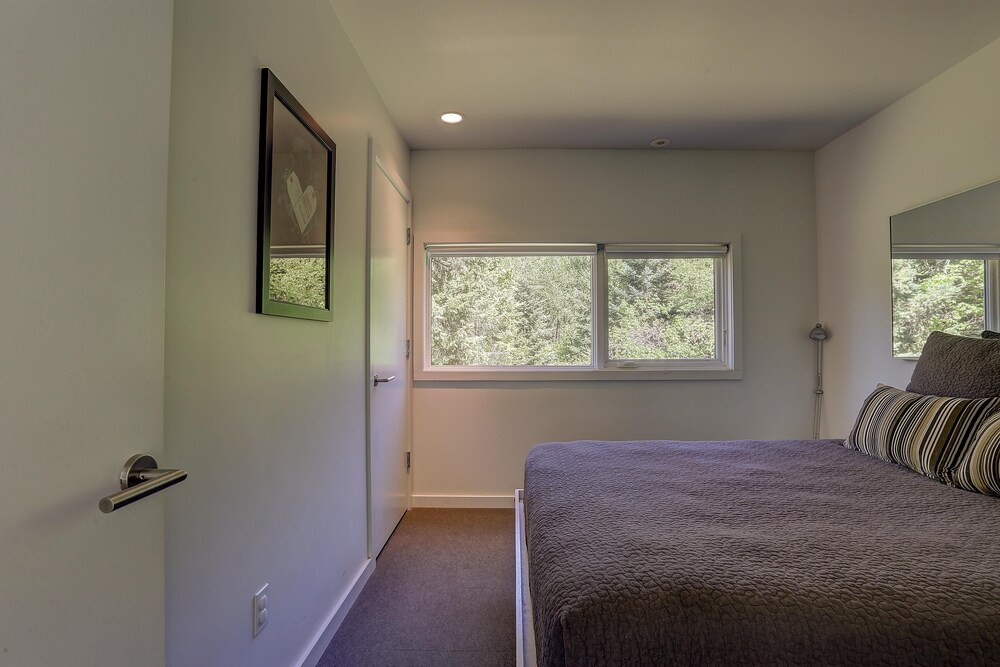 Neal Creek 2 Bedroom Home by RedAwning view 4