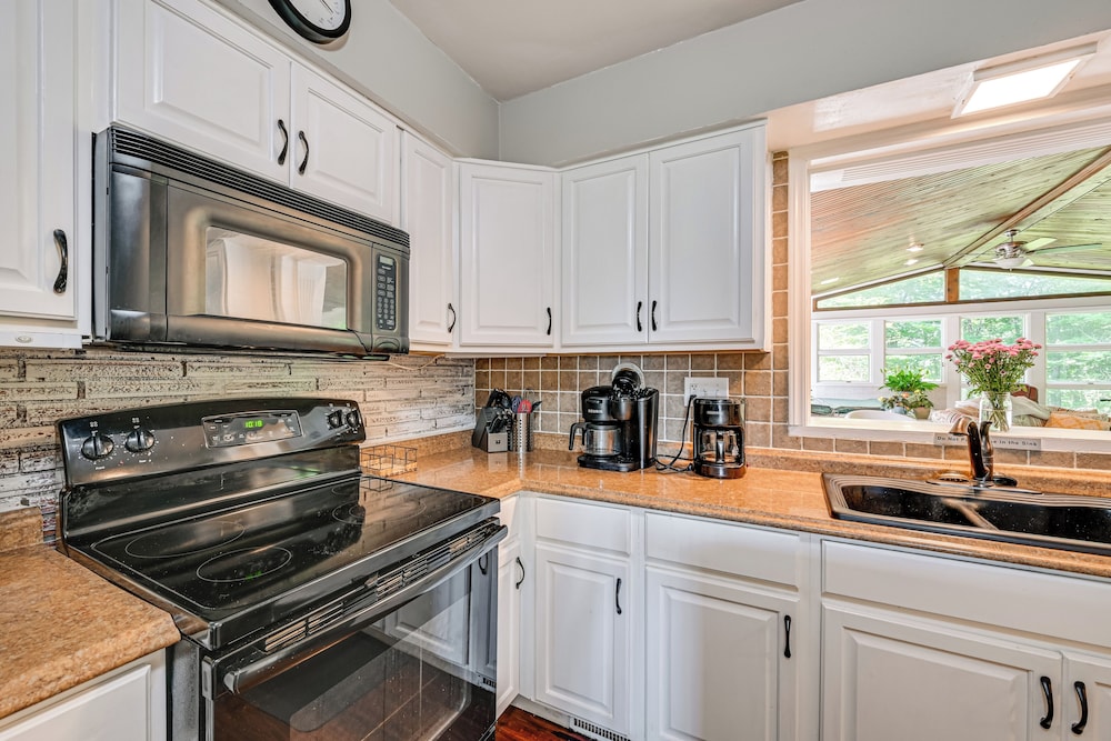 Golf Course Views & Games Galore - Vine Grove Gem!