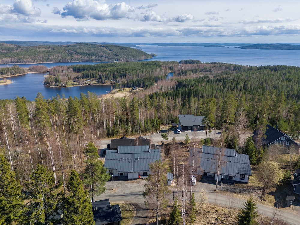 Peaceful 2BR Getaway Cabin at Riihivuori