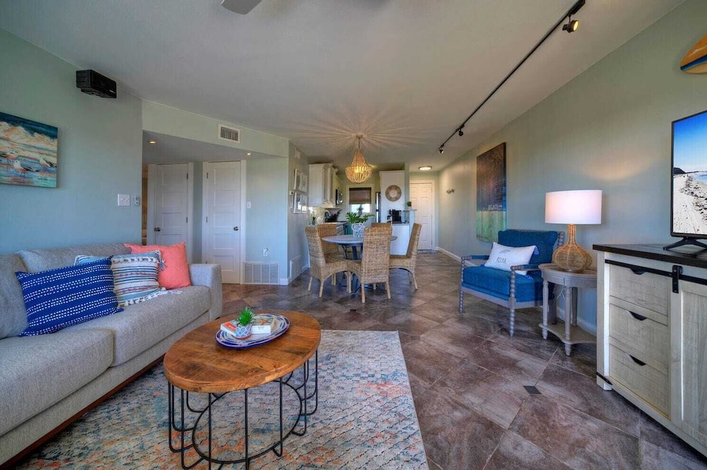 Sleeps 18 2 Beachfront Condos w/ 2 Pools, Tennis/pickleball, Beach Boardwalk