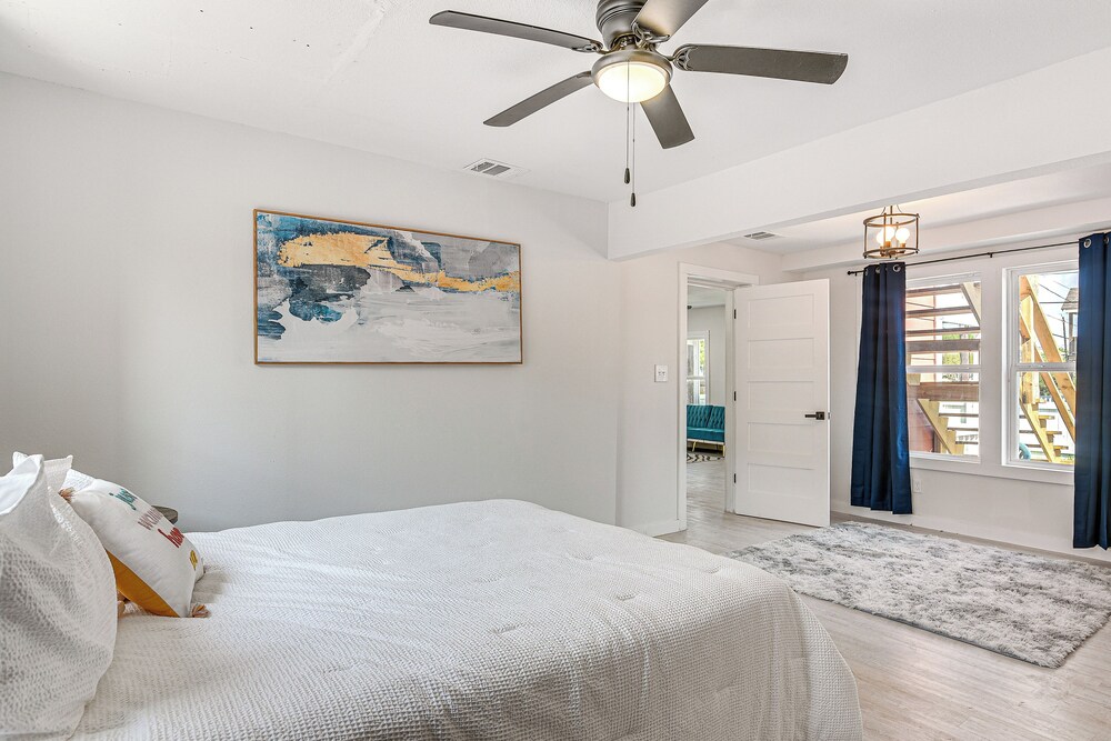 Pet-friendly Galveston Retreat < 1 Mi to Beaches!