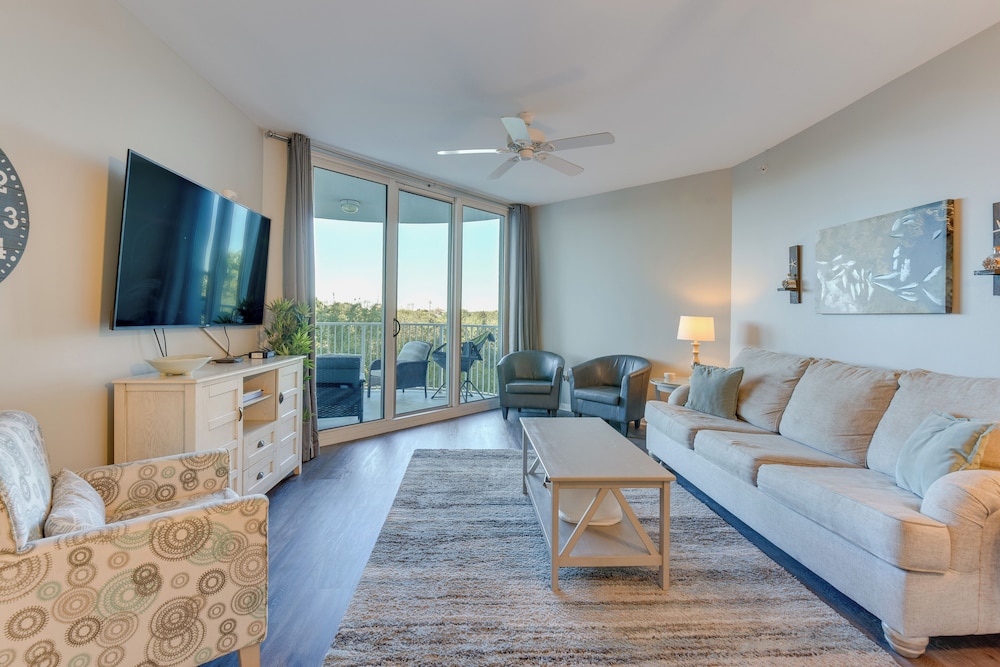 Walk to White-sand Beach: Resort Condo in Destin!