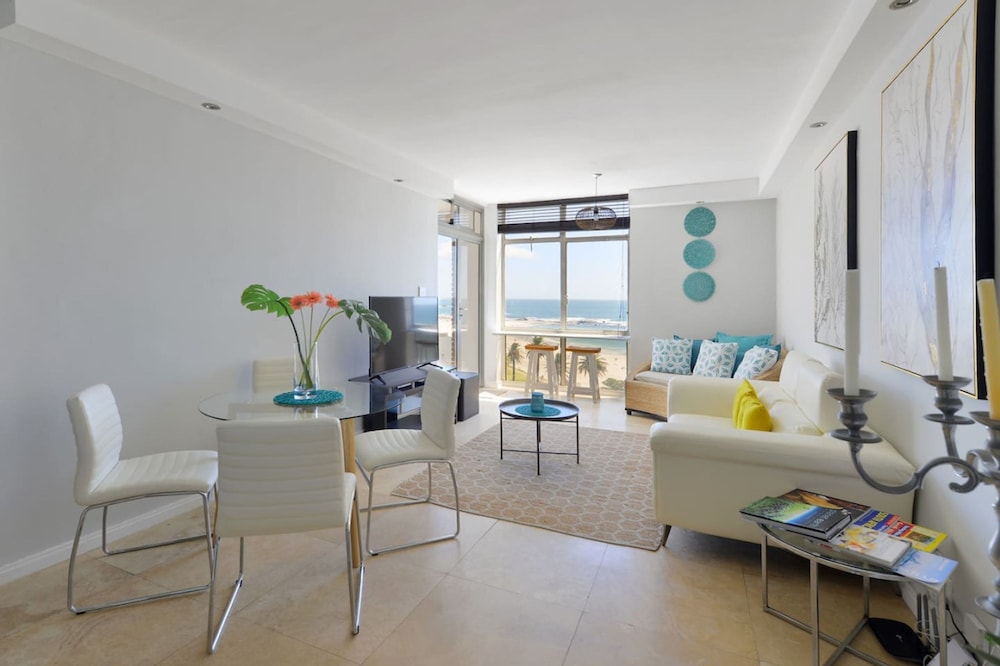 Top-floor 2-bed Beachfront Sunny Camps Bay Views