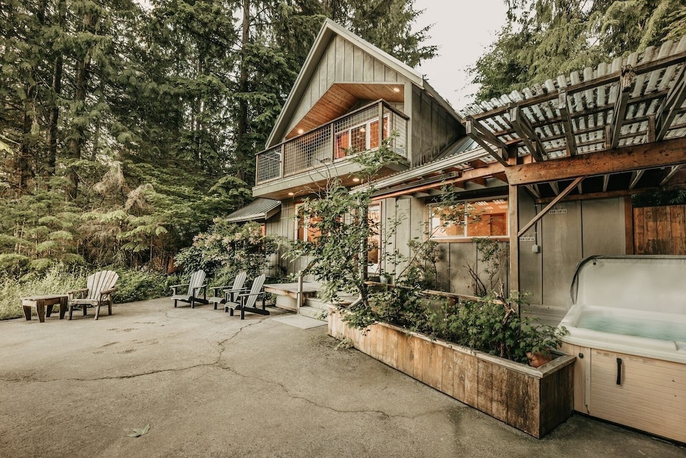 70mbr- Hot Tub - Bbq - Wi-fi - Pets Ok - Sleeps 8 3 Bedroom Home by RedAwning