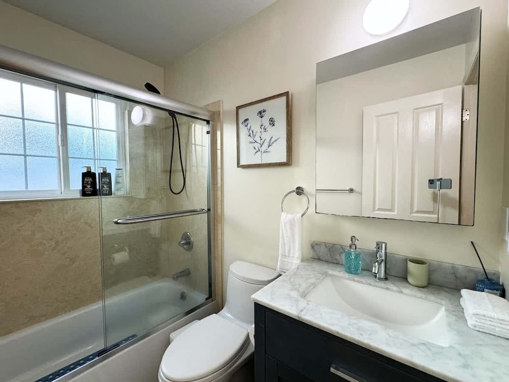 South SF Spacious Entire Unit With 3brs 3bth on 2F