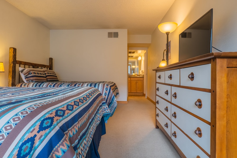 Comfortable Cozy Condo - Short Walk to American Eagle Lift - SH402 by RedAwning