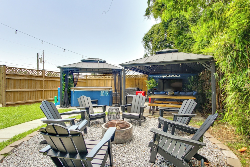 Walk to Beach, Gazebo w/ Hot Tub: Gulfport Gem!