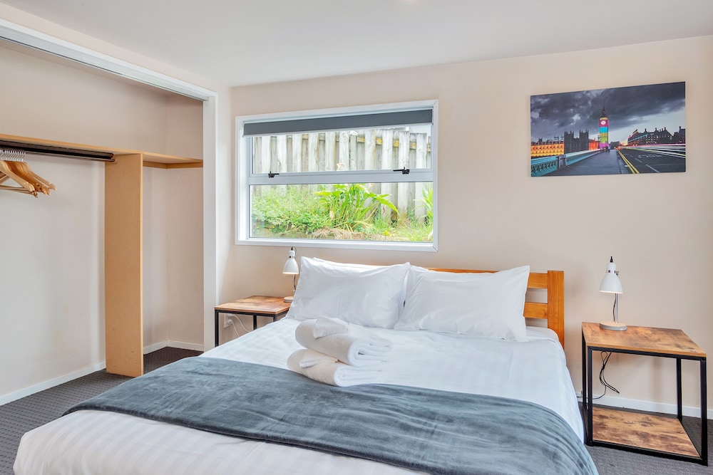 Sunny Three Bedroom Pakuranga Delight view 2