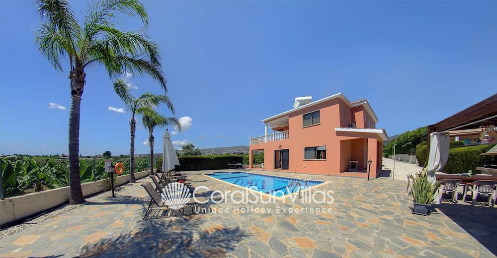 Family Villa Short Walk To Coral Bay Strip 5 Min and Pub, Shops etc