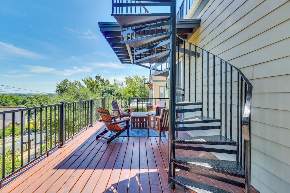 3 Mi to Dtwn: Centrally Located Austin Townhome