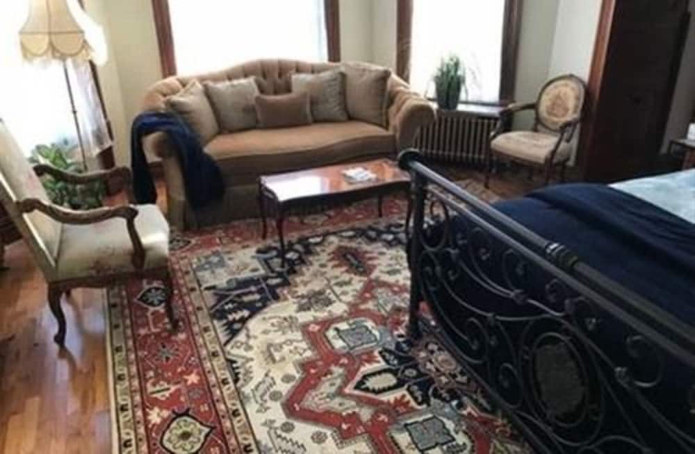 Vineyard Mansion & Carriage House Bed & Breakfast