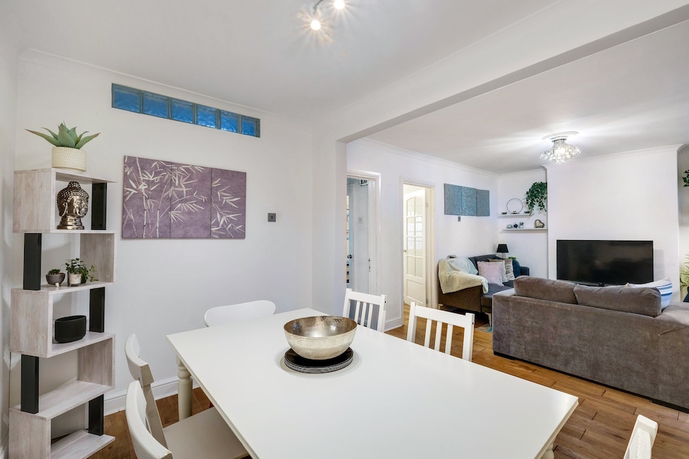 Modern 4 Bedroom Hse Garden in Feltham