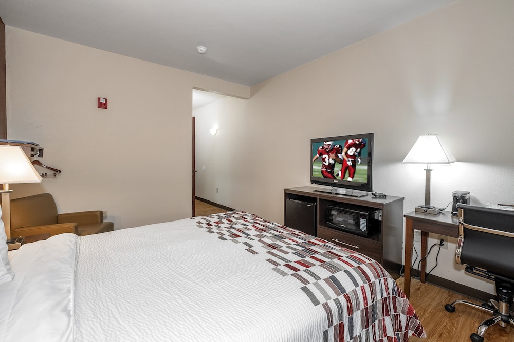 Cullman Vacations - Red Roof Inn Hartselle - Property Image 4