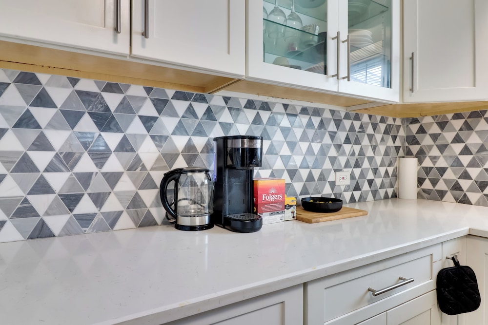 5 Mi to Dtwn Newark: Hillside Vacation Rental