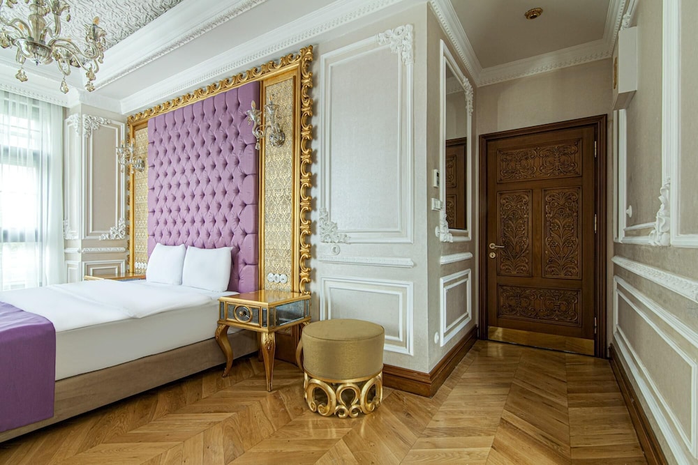 Hotel Room in Historic Mansion in Beylerbeyi