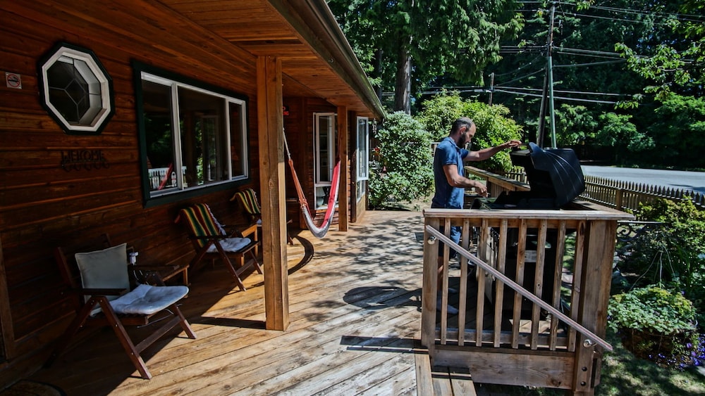 Up The Creek Backpacker's Lodge