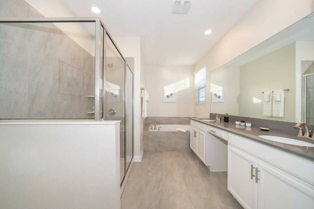 Sleeps 17 - Luxury 6bdhome With Pool Storey Lake