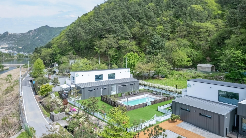 Gapyeong Dangdangi Pet Poolvilla Blue