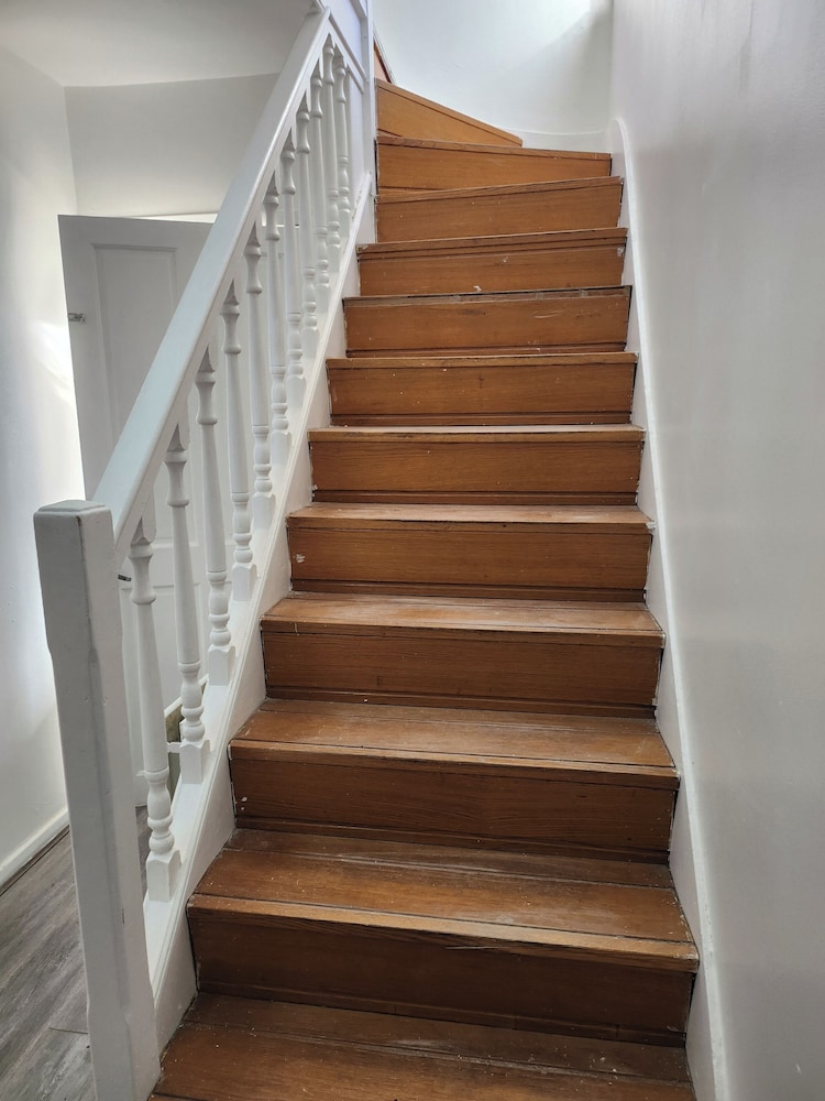 Cosy Dagenham Retreat for Family