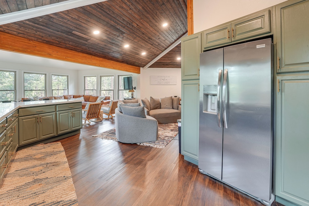 Mid-mod Mountain Cabin Near Thumb Butte Trails!
