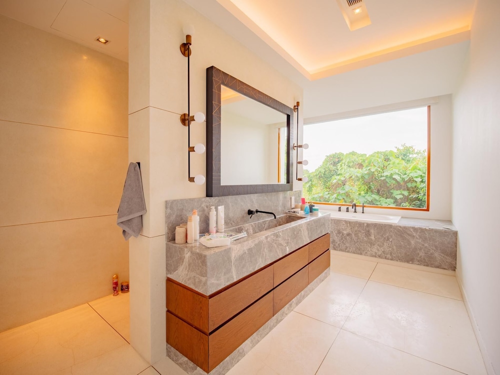 Luxurious 5bedroom White Estate Villa Private Lake