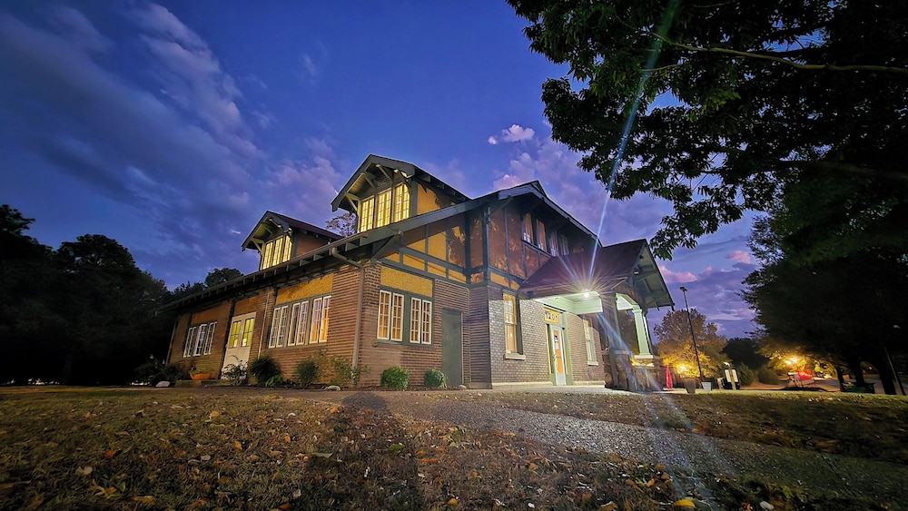 Hotel Little Rock Firehouse Museum & Hostel - Image 1