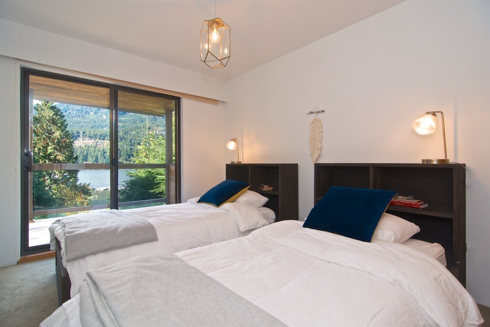 Lakefront Chalet with private dock - Image 4