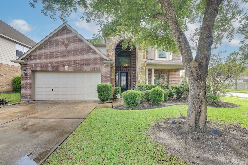 26 Mi to Houston: Spacious Home w/ Fenced Yard!