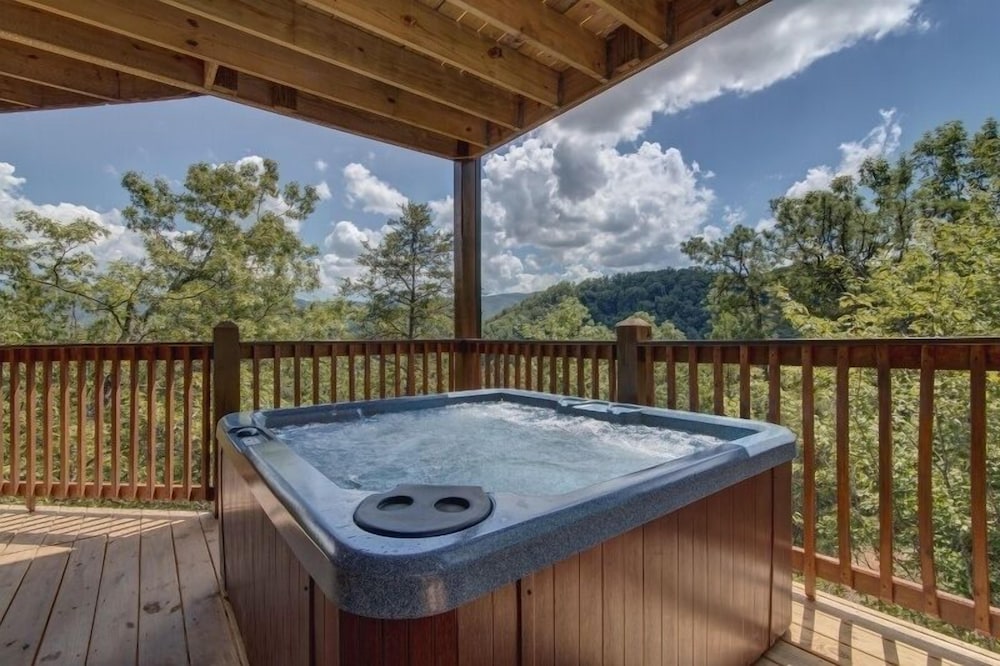 Bare Fu't Chateau - 4 Bedrooms, 4 Baths, Sleeps 14 Home by RedAwning