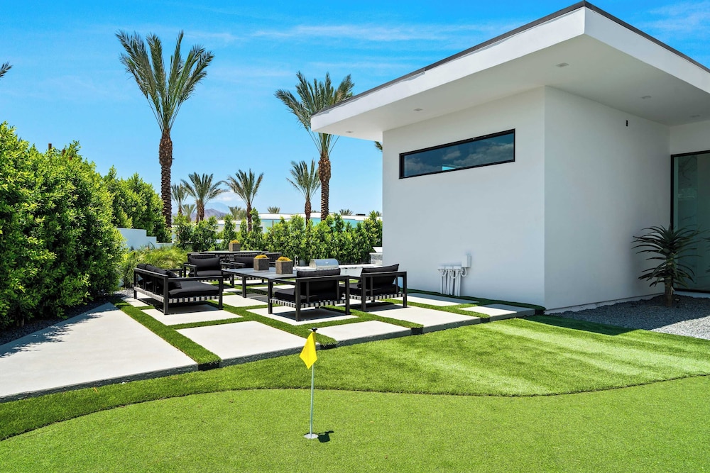 Sleeps 23 Pool, Hot Tub & Putting Green Minutes to Golf & Dining Bravo Villa #7 by Avantstay