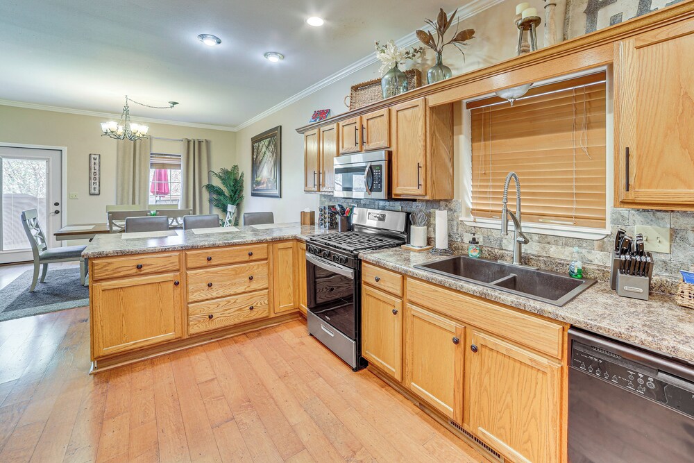 2 Mi to Branson Landing: Quiet Home w/ Lake View
