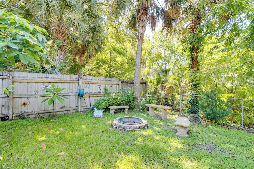 Private Backyard Oasis: Cocoa Family Home!
