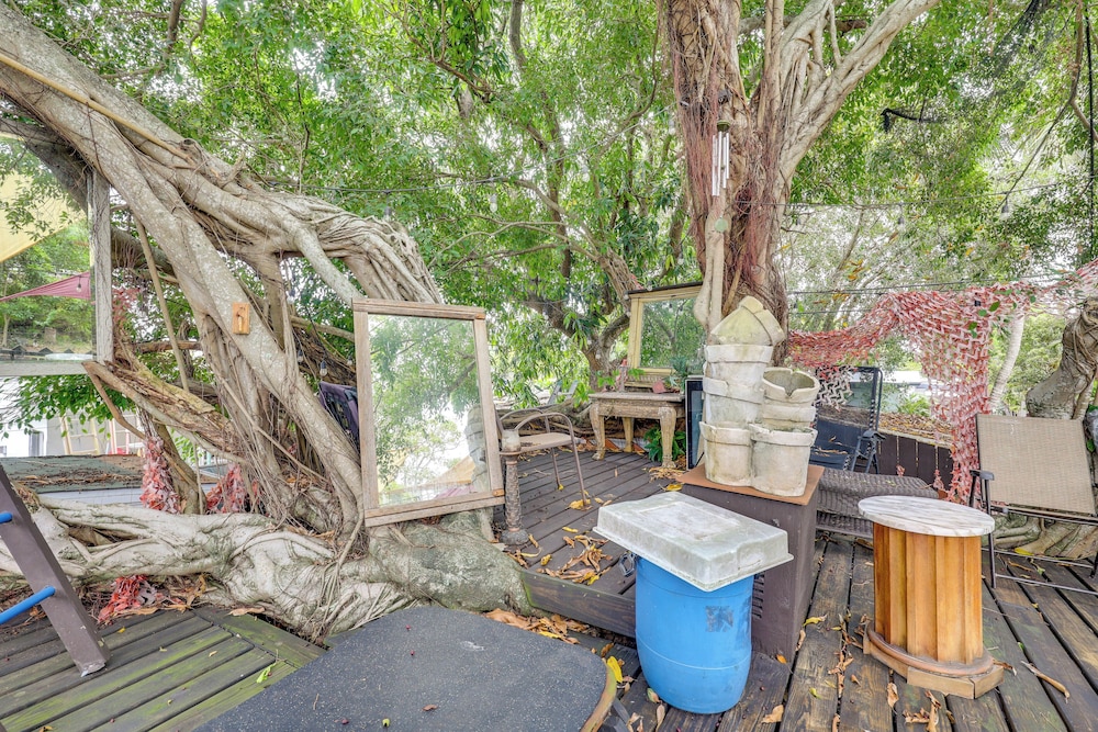 3 Mi to Beach: Hollywood Treehouse w/ Deck & Yard!
