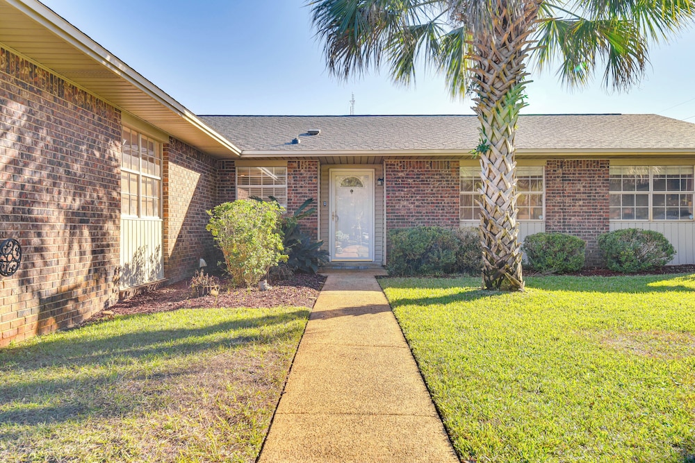 Sunny Retreat w/ Hot Tub in Fort Walton Beach!