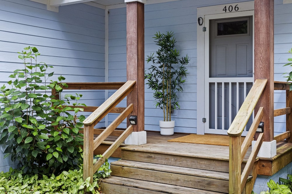 Hidden Grove Hot Tub Deck w Lounge 2 Blocks to the Beach