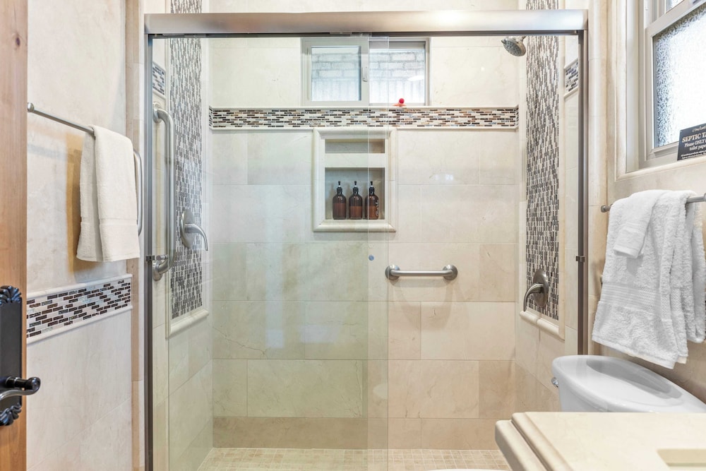 2 Homes in Bella Vista Rd by Avantstay Sleeps 8, Vineyard Views, Patios & Fireplace in Temecula Wine Trail