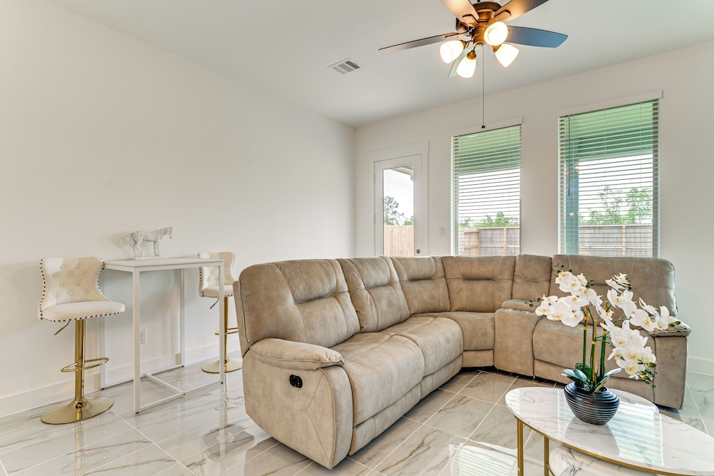 Patio & Pool Access: Family Home in Tomball