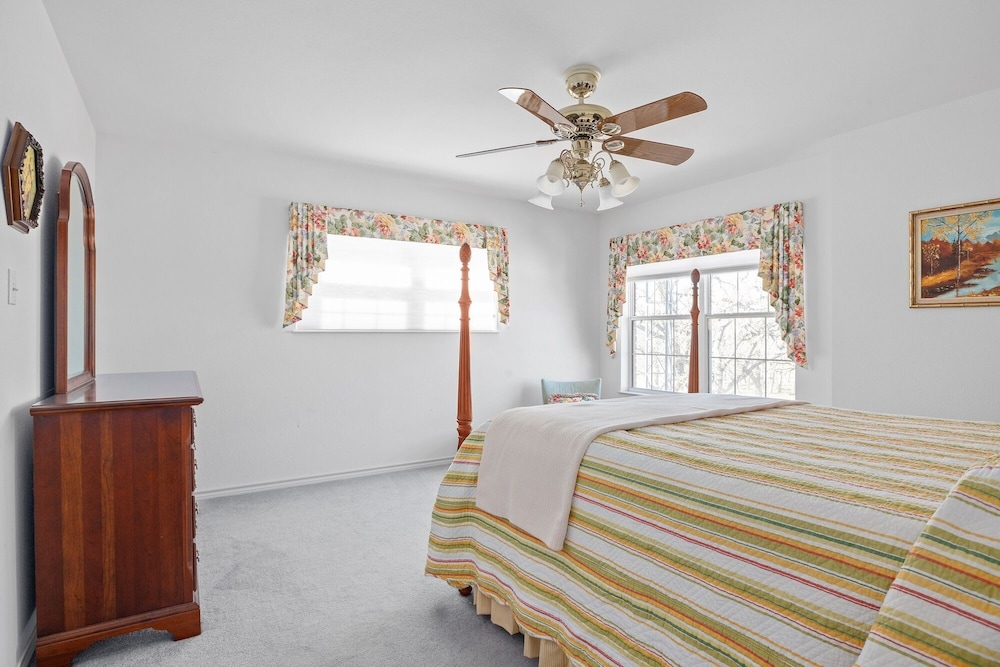 Peaceful 2 Bedroom Home by RedAwning view 3