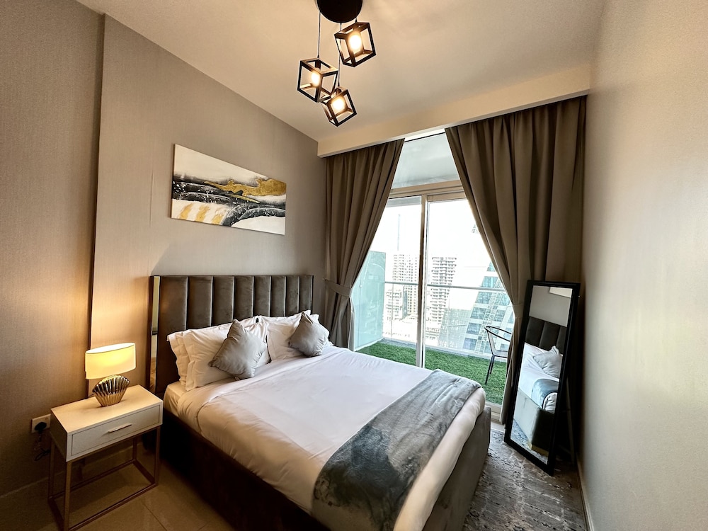 LuxBnB Vera Residences I Skyline Views